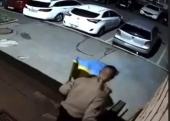 У Черкасах чоловік зняв прапор України з під’їзду — Новости Черкасс