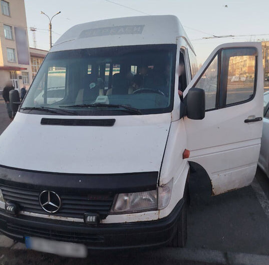 У Черкасах водій возив пасажирів між областями нелегально