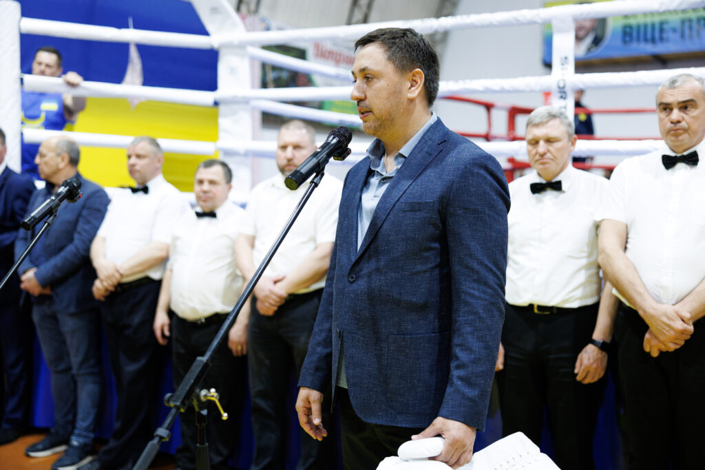 чоловік біля мікрофона