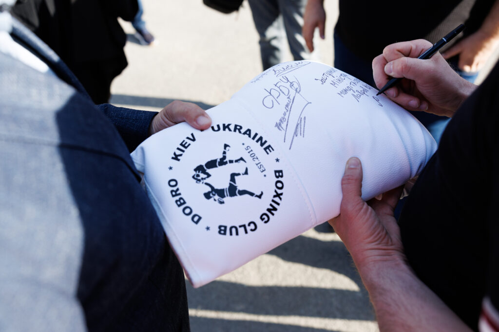 підпис на боксерській рукавичці