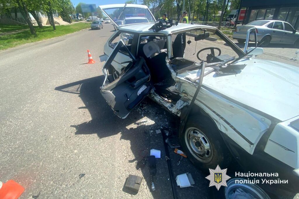 розтрощене авто після ДТП