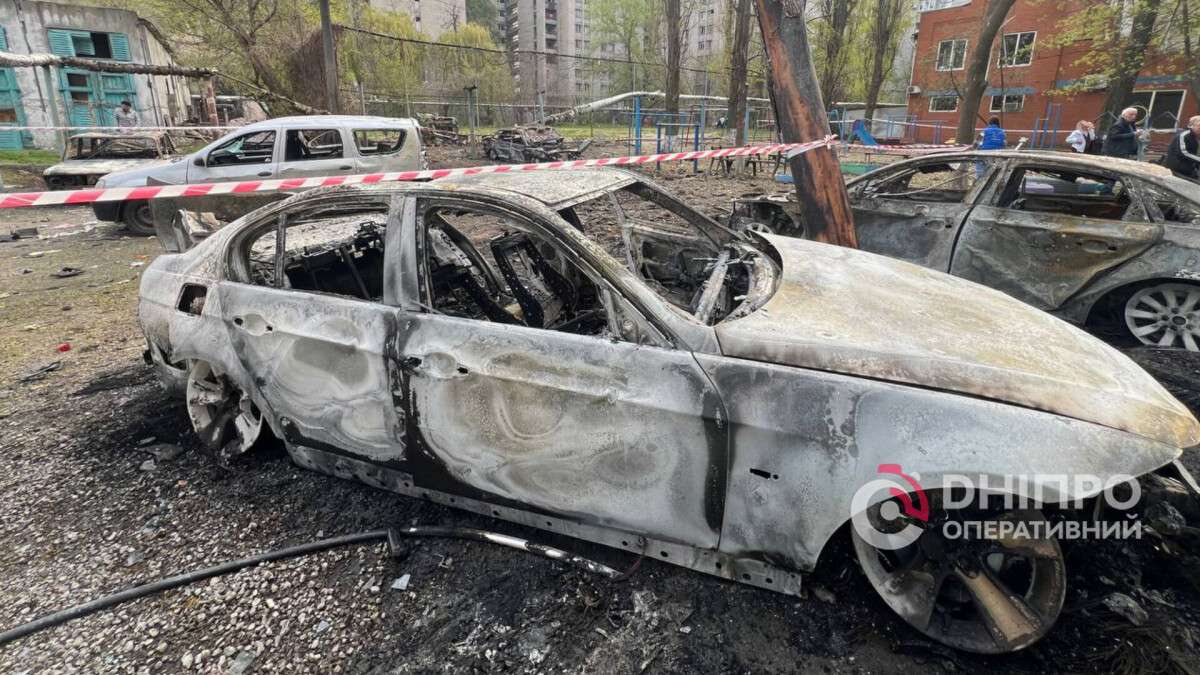 Знищене обстрілом авто