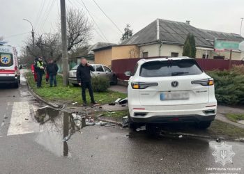 ДТП у Черкасах: від удару два авто опинились на тротуарі — Новости Черкасс
