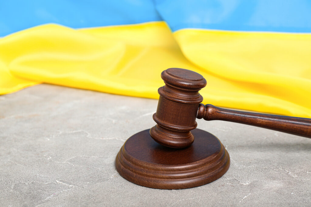 судовий молоток на фоні прапора України