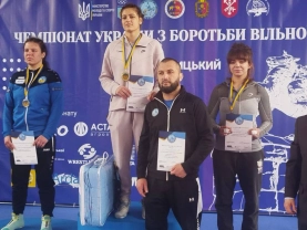 Спортсменки з тренером / Херсонська ОВА