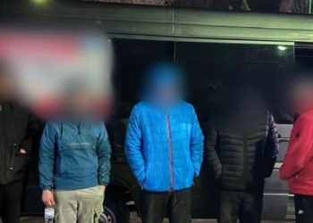 На Львівщині ухилянти намагалась потрапити за кордон у тайнику мікроавтобуса