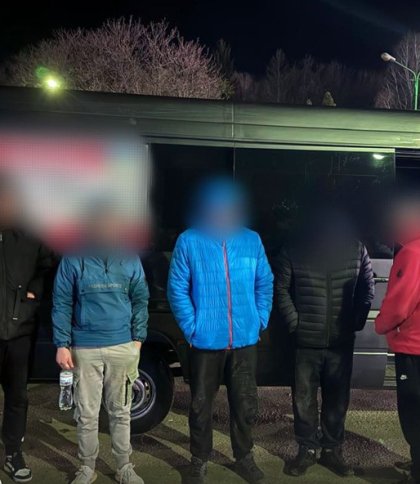 На Львівщині група ухилянтів намагалась потрапити за кордон у тайнику мікроавтобуса