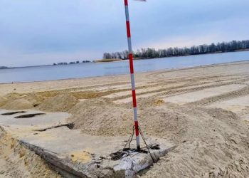«Небезпечна зона»: на пляжі у Черкасах установили табличку — Новости Черкасс