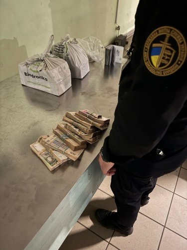 Пасажирка Ford хотіла ввезти майже мільйон гривень готівкою на Львівщину – 01