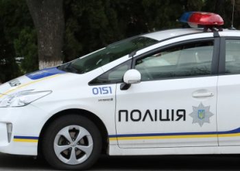 У Золочеві покарали жінку, яка телефоном розбила вікно в авто поліції — Львівщіна