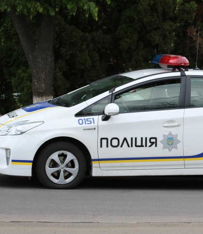У Золочеві покарали жінку, яка телефоном розбила вікно в авто поліції