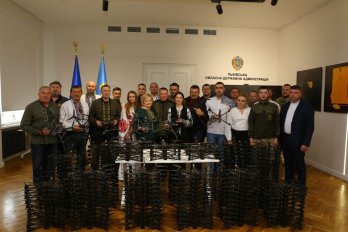 Зі Львівщини захисникам передали ще 310 FPV-дронів у межах проєкту 