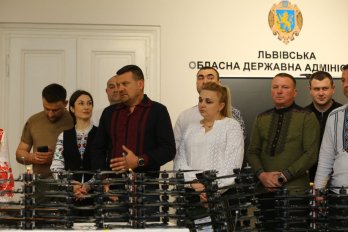 Зі Львівщини захисникам передали ще 310 FPV-дронів у межах проєкту 