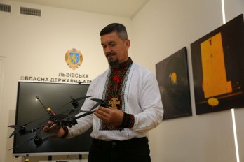 Зі Львівщини захисникам передали ще 310 FPV-дронів у межах проєкту 