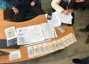 Громадянин Молдови пропонував хабар керівнику одного з територіальних підрозділів міграційної служби  — Новости Черкасс