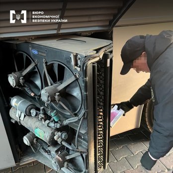 На кордоні затримали водія автобуса з контрабандною рідиною для електронних сигарет – 02