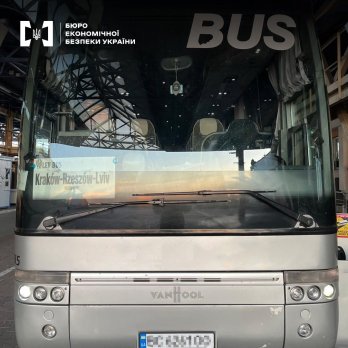 На кордоні затримали водія автобуса з контрабандною рідиною для електронних сигарет – 06