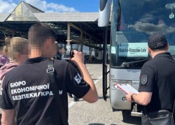 На кордоні затримали водія автобуса з контрабандною рідиною для вейпів — Львівщіна