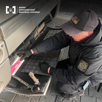 На кордоні затримали водія автобуса з контрабандною рідиною для електронних сигарет – 05