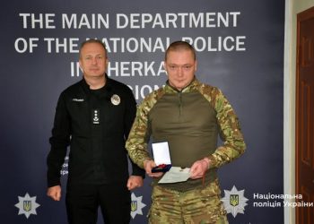 Нагрудний знак «Золотий Хрест» отримав черкаський поліцейський — Новости Черкасс