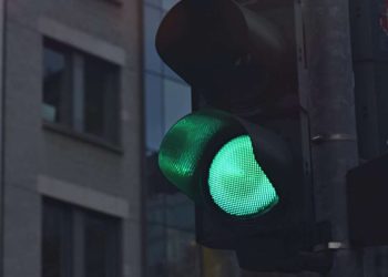 Смарагдові світлофори: що важливо знати про нововведення з 1 травня | АВТО НОВИНИ |