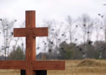 Судили чоловіка, який витягував із могил хрести і топив ними вдома — Новости Черкасс