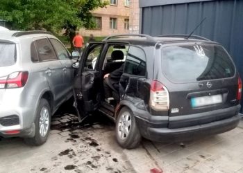 У ДТП в Черкасах: від удару легковик опинився на тротуарі і пошкодив ще два авто  — Новости Черкасс