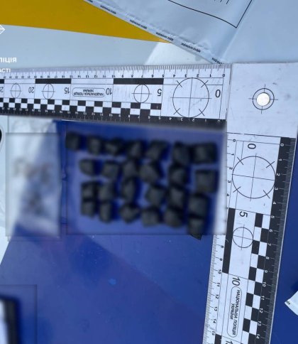 Вночі у Львові поліція затримала чоловіка з 31 згортком наркотиків