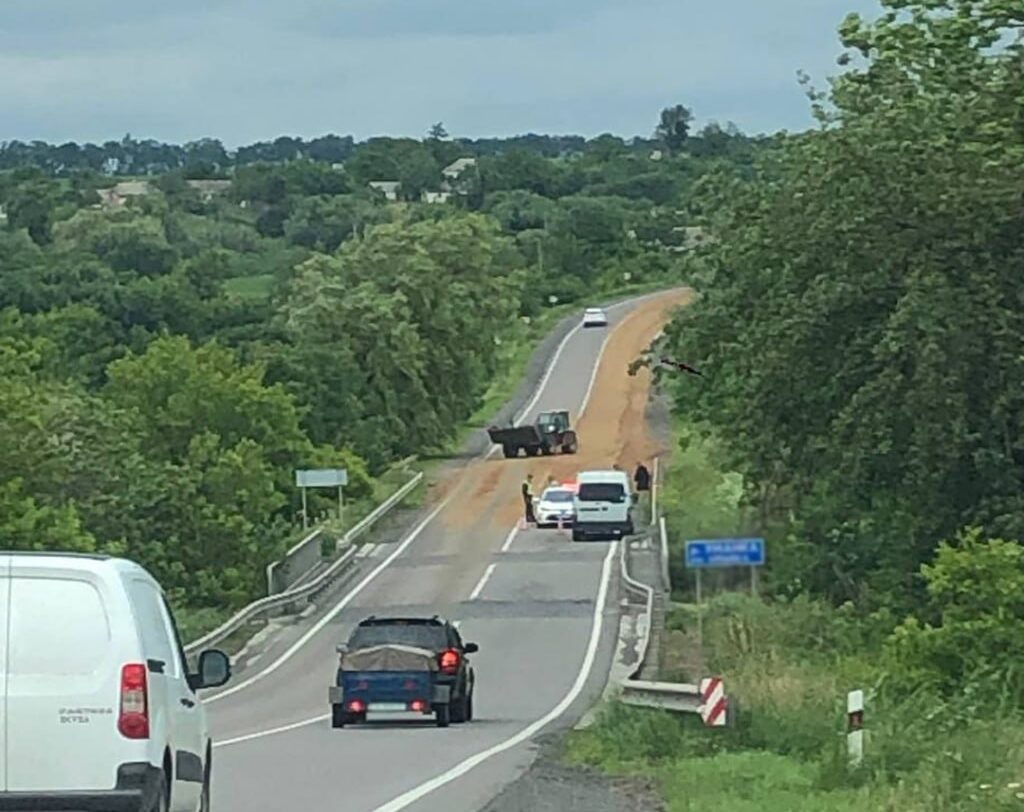 траса на Уманщині забруднена вантажем