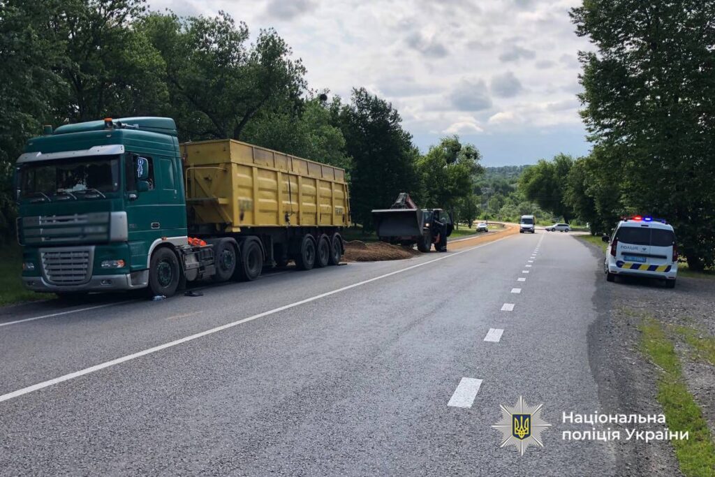 вантажівка забруднила автодорогу