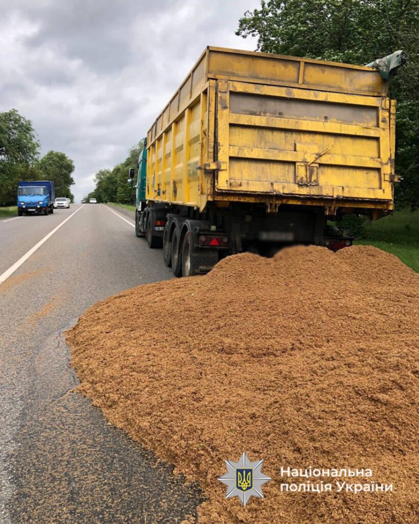 з вантажівки висипався вантаж