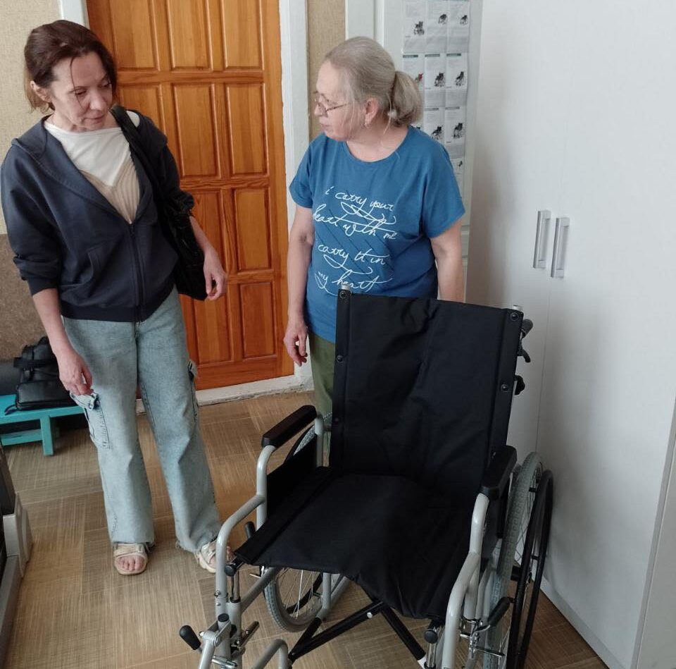 двоє жінок біля крісла колісного