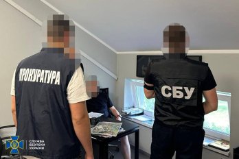 Депутата Славської селищної ради затримали у власному кабінеті на хабарі 1000 доларів – 02