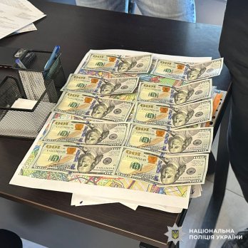 Депутата Славської селищної ради затримали у власному кабінеті на хабарі 1000 доларів – 06