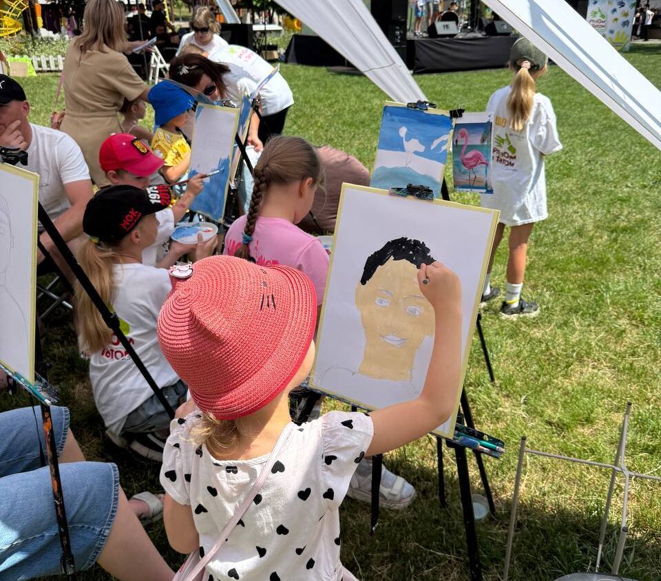 малює картину