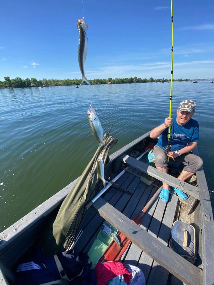 Рибалка з пузанками на вудці