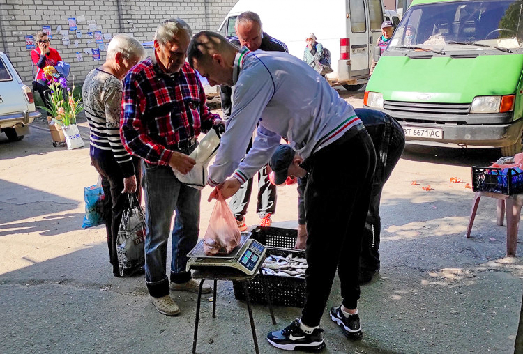 Пузанка продають на ринку в Херсоні