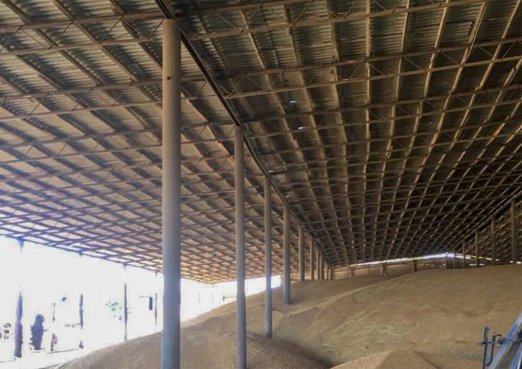 Зерно, яке зберігається під тентом