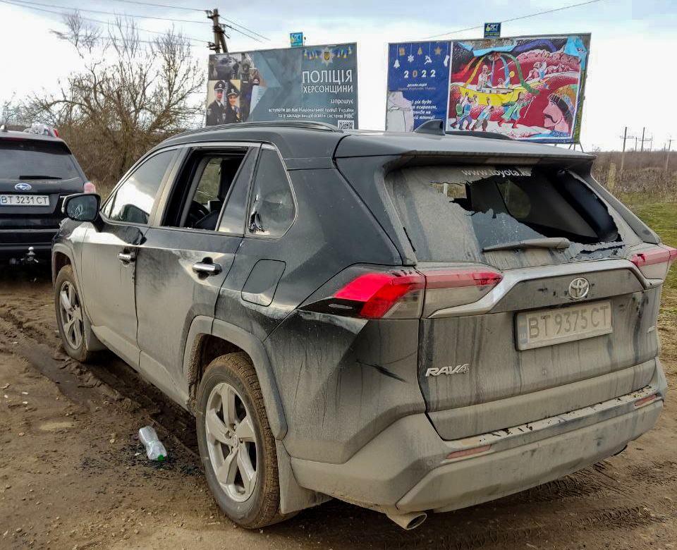 Пошкоджений внаслідок обстрілу російськими військовими автомобіль Toyota RAV4 директора ПП УКАН Андрія Повода
