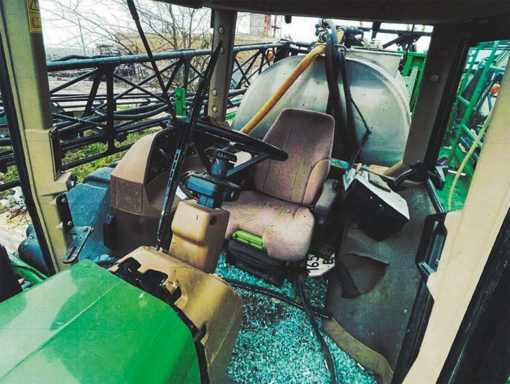 Понівечений обприскувач Джон Дір