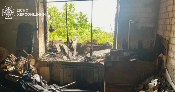 У Херсоні росіяни влучили у багатоповерхівку: одна людина загинула