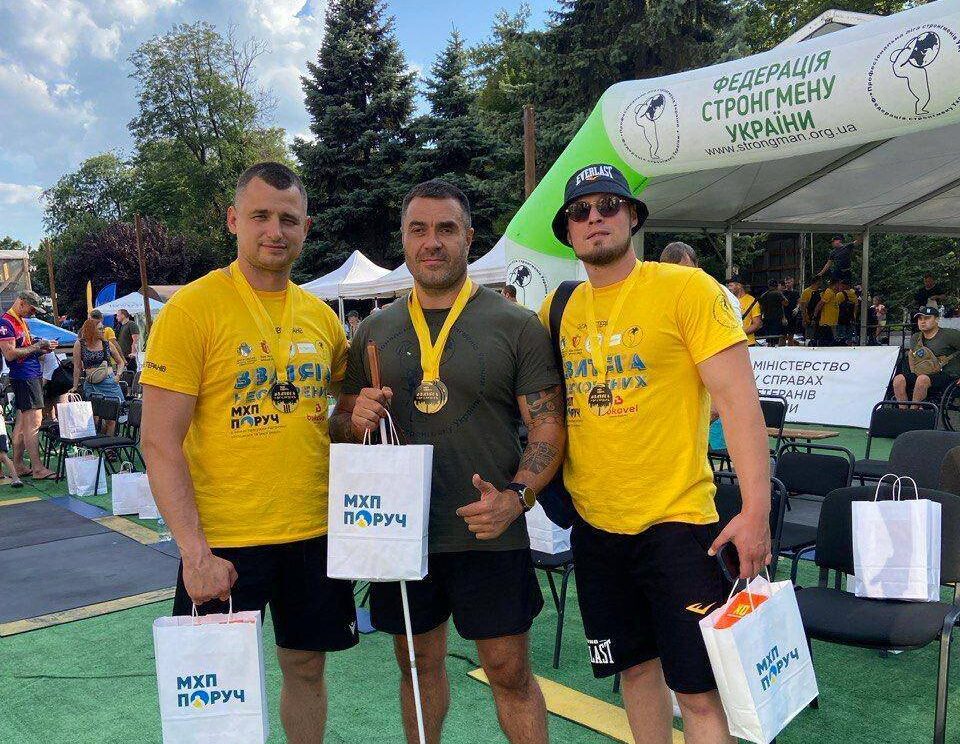 три чоловіки з медалями