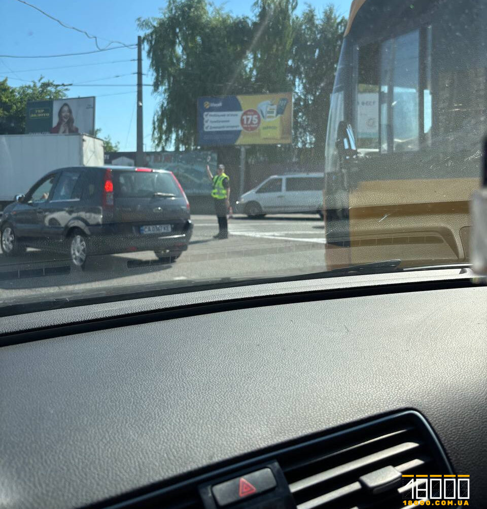 Регулювальник на дорозі