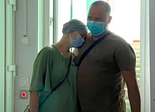 жінка та чоловік у лікарні