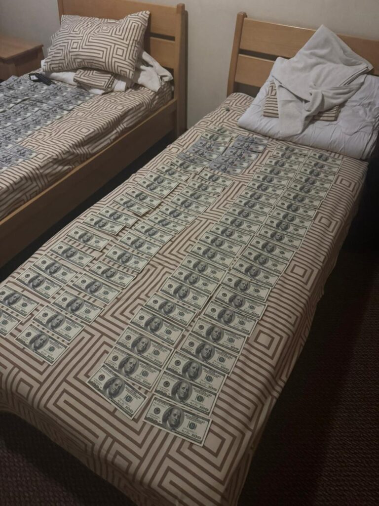 гроші на ліжку