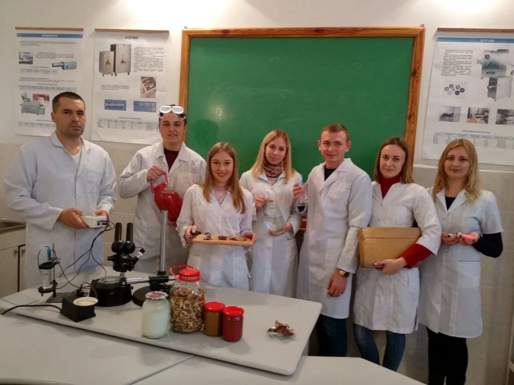 Студенти Херсонського аграрно-економічного університету в навчальній лабораторії 