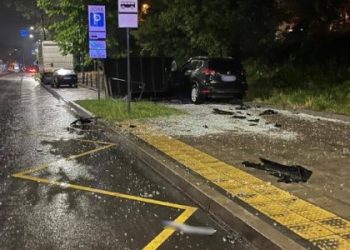 ДТП у Львові: водій Nissan в’їхав у зупинку та дорожній знак і втік