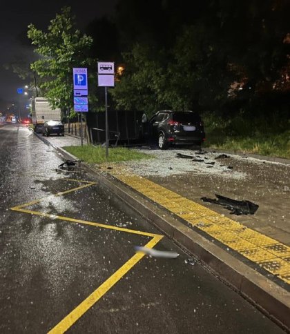 У Львові водій Nissan розтрощив зупинку і втік з місця ДТП