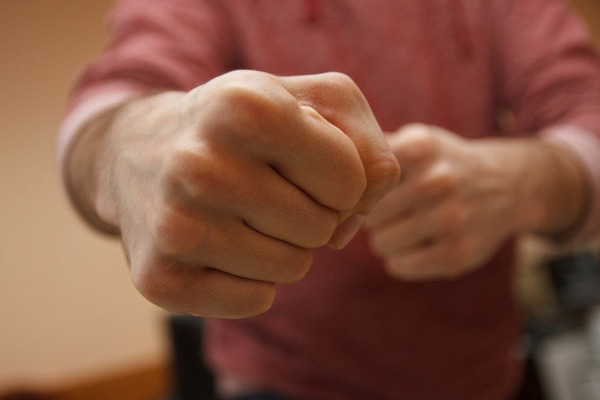 чоловічі кулаки