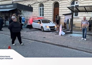 У Львові водій протаранив зупинку: постраждала дівчина